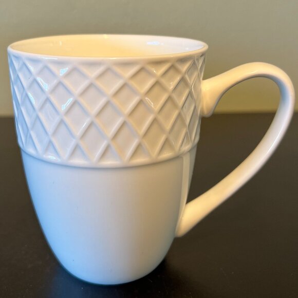 Set of 4 Mikasa TRELLIS Pattern White Bone China Cups / Mugs ~ - Picture 3 of 8